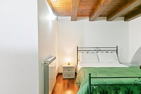 Vittorio Emanuele & Via Roma Colorful Apartment