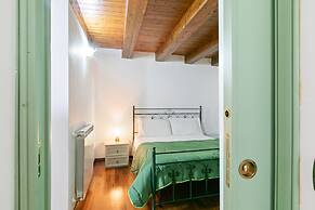 Vittorio Emanuele & Via Roma Colorful Apartment