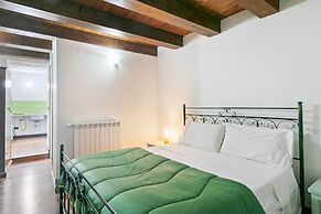 Vittorio Emanuele & Via Roma Colorful Apartment