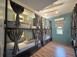 Outpost Hostel - Coron - Adults Only