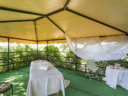 Belvilla by OYO Elegant Apartment With Pool