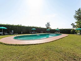 Belvilla by OYO Elegant Apartment With Pool