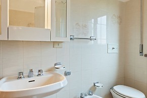 Belvilla by OYO Elegant Apartment With Pool