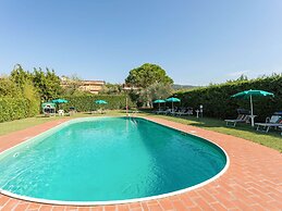 Belvilla by OYO Elegant Apartment With Pool