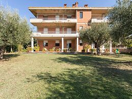 Belvilla by OYO Elegant Apartment With Pool