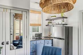 Tranquility with Garden & Heated Pool near King Street