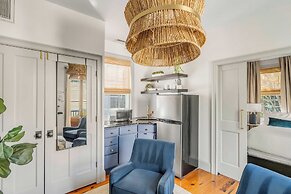 Tranquility with Garden & Heated Pool near King Street