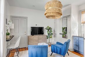 Tranquility with Garden & Heated Pool near King Street