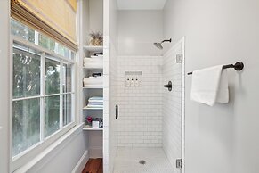 Tranquility with Garden & Heated Pool near King Street