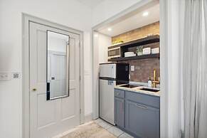 Tranquility with Garden & Heated Pool near King Street