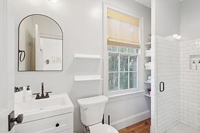 Tranquility with Garden & Heated Pool near King Street