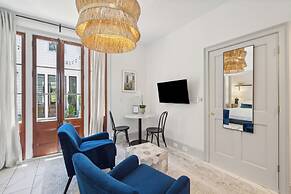 Tranquility with Garden & Heated Pool near King Street