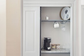 Tranquility with Garden & Heated Pool near King Street