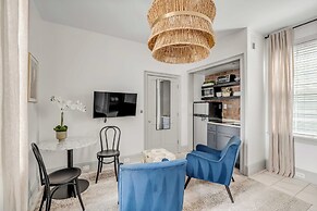 Tranquility with Garden & Heated Pool near King Street