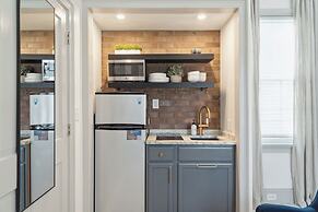 Tranquility with Garden & Heated Pool near King Street