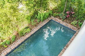 Tranquility with Garden & Heated Pool near King Street