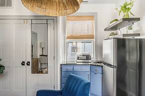 Tranquility with Garden & Heated Pool near King Street