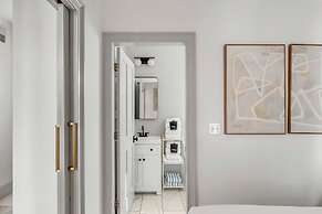 Tranquility with Garden & Heated Pool near King Street