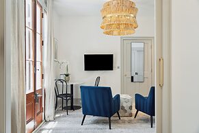 Tranquility with Garden & Heated Pool near King Street