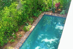 Tranquility with Garden & Heated Pool near King Street