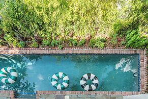 Tranquility with Garden & Heated Pool near King Street
