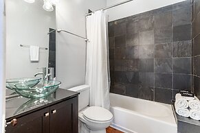 Spacious Apartment Downtown