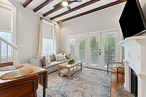 Beautiful Renovated Apartment Near King Street