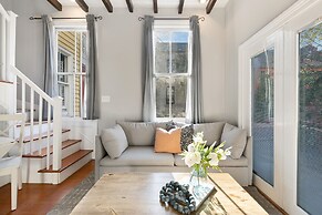 Beautiful Renovated Apartment Near King Street