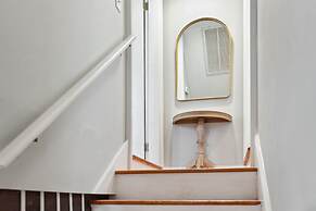 Beautiful Renovated Apartment Near King Street