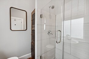 Beautiful Renovated Apartment Near King Street