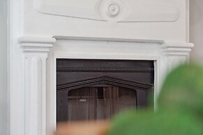 Beautiful Renovated Apartment Near King Street