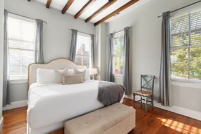 Beautiful Renovated Apartment Near King Street