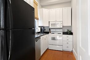 Beautiful Renovated Apartment Near King Street
