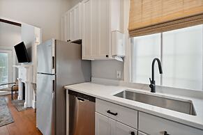 Beautiful Renovated Apartment Near King Street