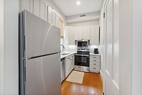 Beautiful Renovated Apartment Near King Street