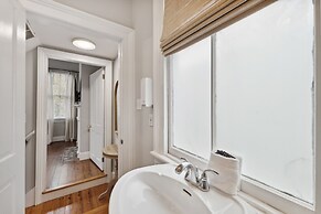 Beautiful Renovated Apartment Near King Street