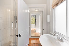 Beautiful Renovated Apartment Near King Street