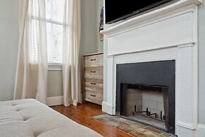 Beautiful Renovated Apartment Near King Street