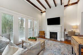 Beautiful Renovated Apartment Near King Street