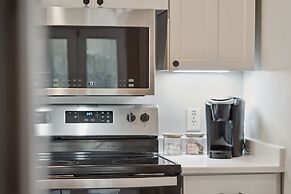 Beautiful Renovated Apartment Near King Street