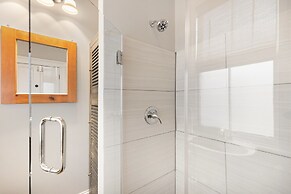 Beautiful Renovated Apartment Near King Street