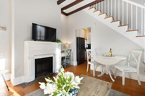 Beautiful Renovated Apartment Near King Street