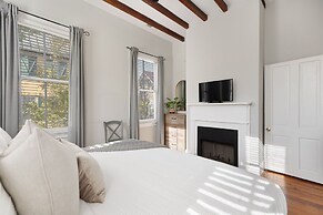 Beautiful Renovated Apartment Near King Street