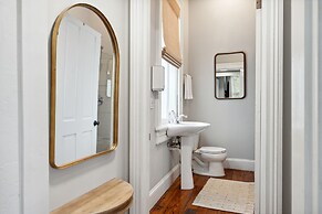 Beautiful Renovated Apartment Near King Street