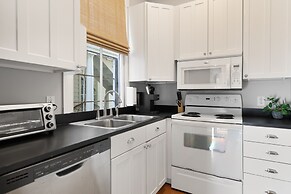 Beautiful Renovated Apartment Near King Street