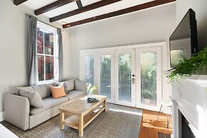 Beautiful Renovated Apartment Near King Street