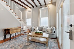 Beautiful Renovated Apartment Near King Street