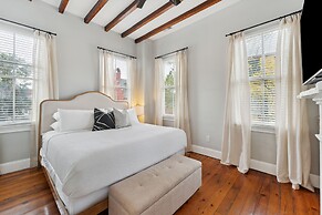 Beautiful Renovated Apartment Near King Street