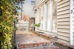 Beautiful Renovated Apartment Near King Street