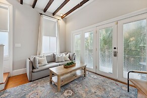 Beautiful Renovated Apartment Near King Street